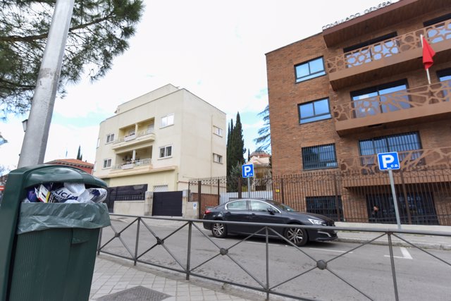 Fachada del Consulado de Marruecos el día en el que un hombre de 41 años se ha quemado a lo bonzo, a 7 de febrero de 2023, en Madrid (España).