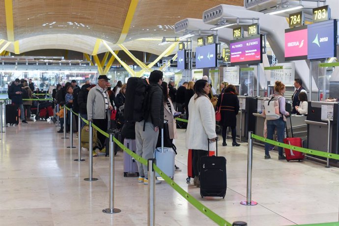 Varias personas esperan para embarcar y facturar en la zona de salidasTerminal 4 del Aeropuerto Madrid-Barajas Adolfo Suárez, a 28 de enero de 2023, en Madrid (España). 