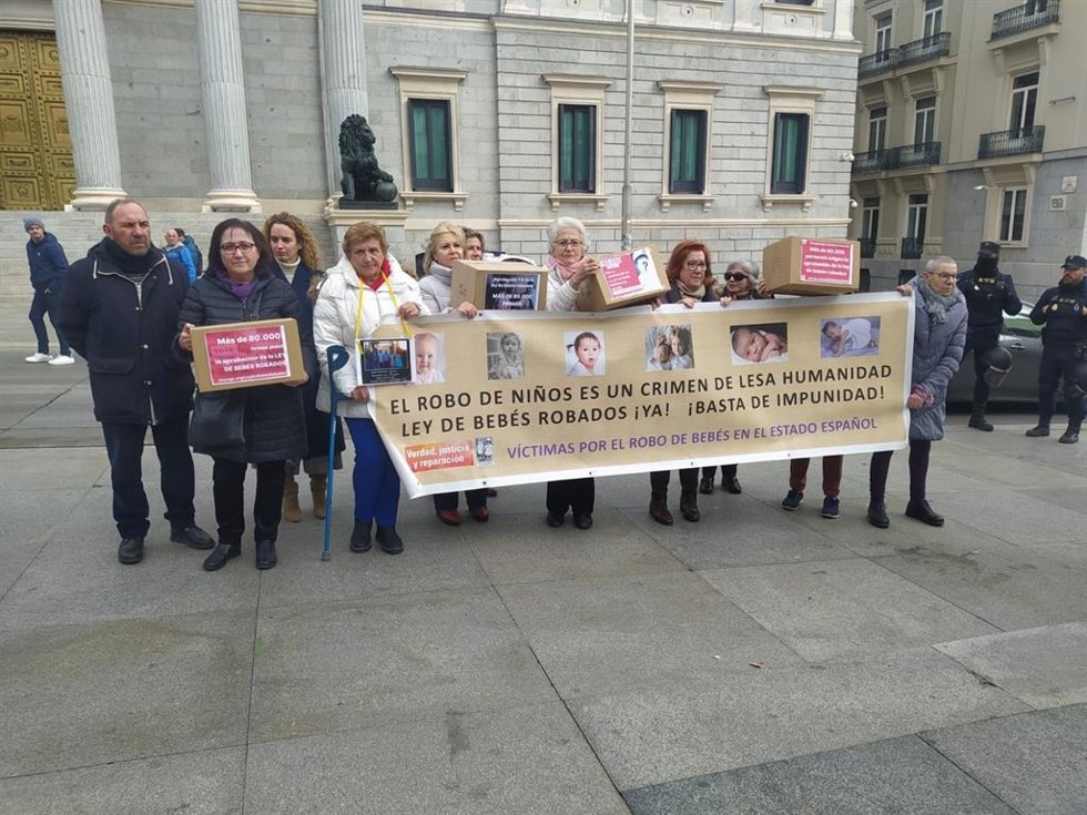 Colectivos registran firmas para reclamar el desbloqueo de la ley sobre 'bebés robados' en el Congreso