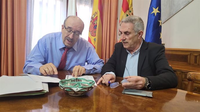 Manuel Rando y el diputado delegado de Planes Provinciales, José Luis López, observan las cifras del Plan de Empleo.