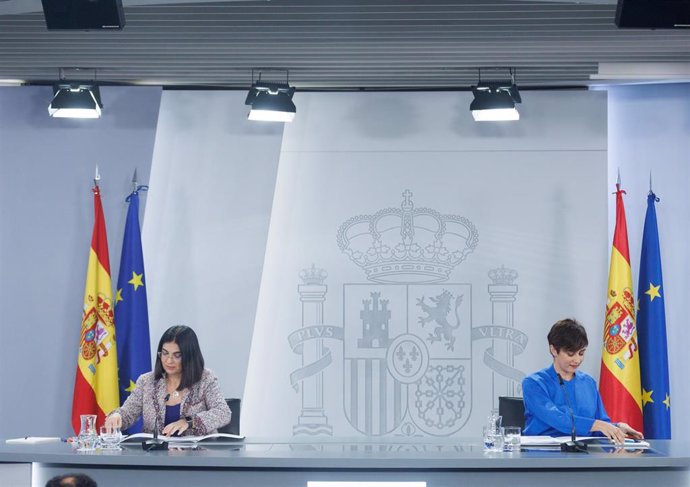 La ministra Portavoz, Isabel Rodríguez (d), y la ministra de Sanidad, Carolina Darias (i), ofrecen una rueda posterior a la reunión del Consejo de Ministros, en el Palacio de la Moncloa, a 7 de febrero de 2023, en Madrid (España). El Consejo de Ministro