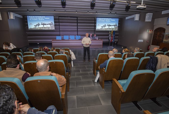El presidente de la Diputación de Cáceres, Carlos Carlos, se reúne con responsables de las comarcas de Miajadas-Trujillo, Sierra de Montánchez-Tamuja y Tajo-Salor-Almonte que trabajarán conjuntamente para presentar un Plan de Sostenibilidad Turística 