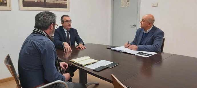 El conseller de Transición Energética, Sectores Productivos y Memoria Democrática, Juan Pedro Yllanes, y el director general de Comercio, Miquel Piñol, con Antoni Salas, presidente de la FELIB, durante la reunión.