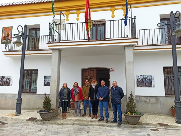 La delegada territorial de Justicia, Administración Local y Función Pública de la Junta en Granada, Inmaculada Hernández, en su visita a La Peza.