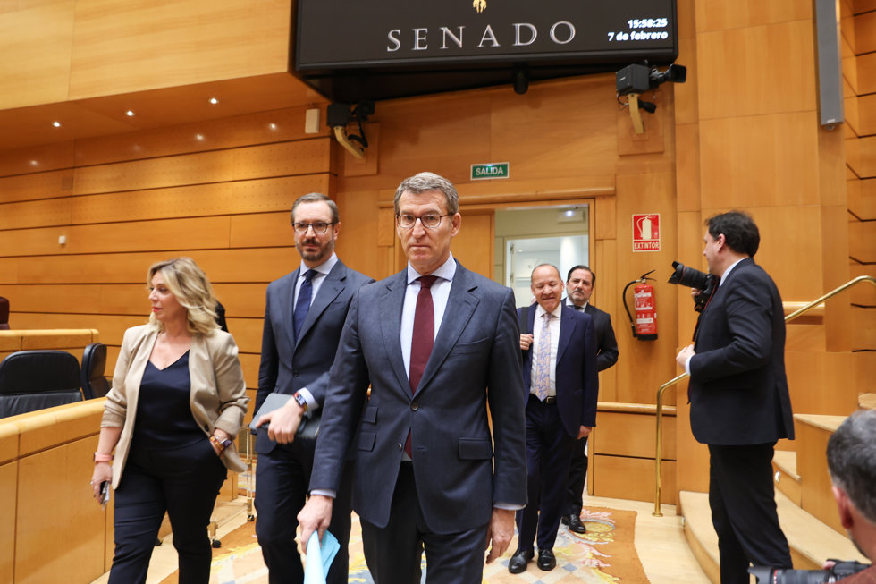 El líder del Partido Popular, Alberto Núñez Feijóo (c), y el portavoz del Partido Popular (PP) en el Senado, Javier Maroto (2i), a su llegada a una sesión plenaria de control en el Senado