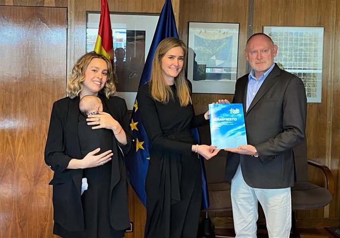 La secretaria de Estado de Energía, Sara Aagesen, con representantes del movimiento 'Vientos de Futuro'