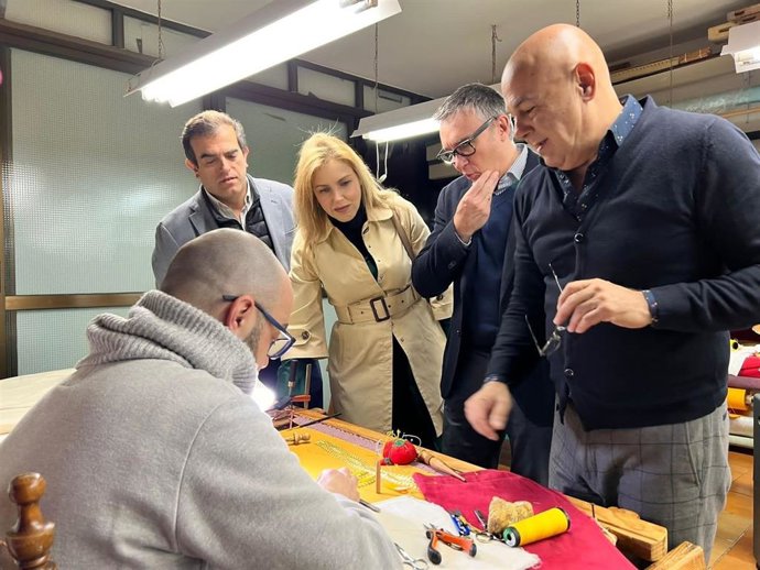 La portavoz de Vox en el Ayuntamiento de Sevilla, Cristina Peláez, en el taller de Paquili acompañada por el portavoz parlamentario Manuel Gavira y el diputado Antonio Sevilla.