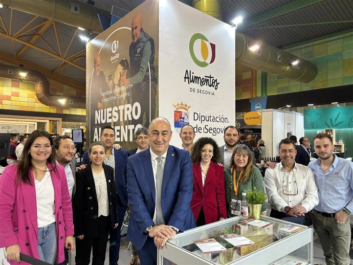 De Vicnete y Otero con los productores de 'Alimentos de Segovia' en la Feria de Málaga.