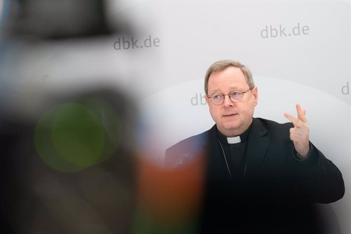 Archivo - 10 March 2022, Bavaria, Bad Staffelstein: The chairman of the German Bishops' Conference, Georg Batzing speaks at the closing press conference of the Spring Plenary Assembly of the German Bishops' Conference in the Upper Franconian pilgrimage 