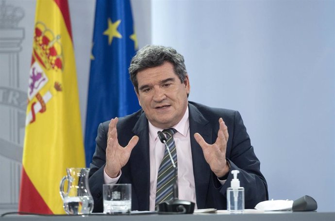 Archivo - El ministro de Inclusión, Seguridad Social y Migraciones, José Luis Escrivá, comparece tras la reunión del Consejo de Ministros en Moncloa, a 28 de diciembre de 2021, en Madrid (España). 