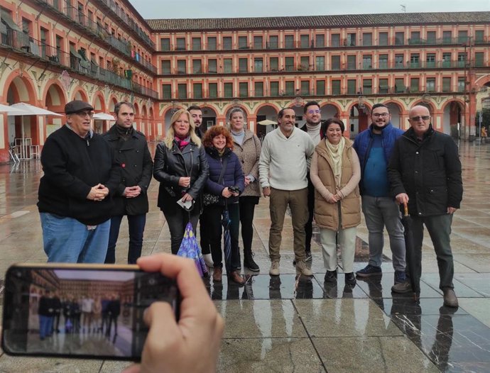 Juan Hidalgo (centro), con Jiménez, Valero y Pedrajas (izda.) y otros responsables de las fuerzas que integran Hacemos Córdoba.