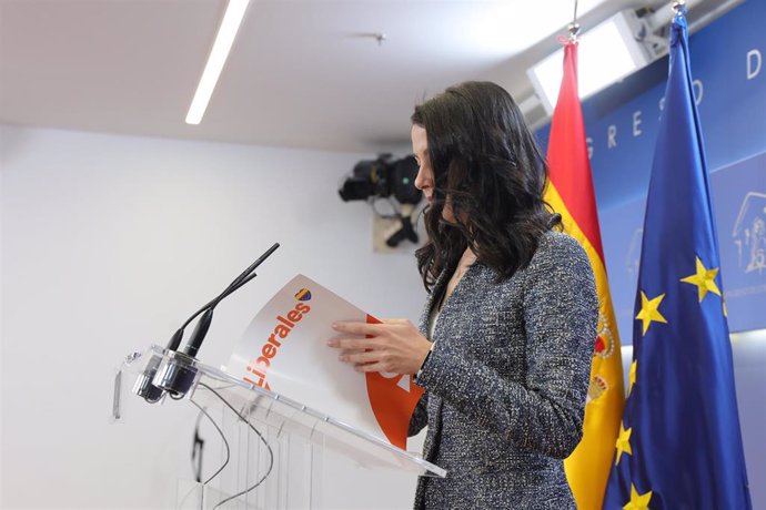 Archivo - La presidenta de Cs, Inés Arrimadas, ofrece una rueda de prensa sobre actualidad política, en el Congreso de los Diputados.