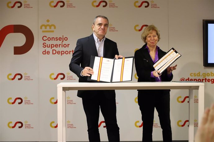 El presidente del CSD, José Manuel Franco, y la presidenta de la SEOM, Enriqueta Felip, firman un convenio para concienciar sobre la importancia del ejercicio contra el cáncer. En Madrid (España), a 7 de febrero de 2023.