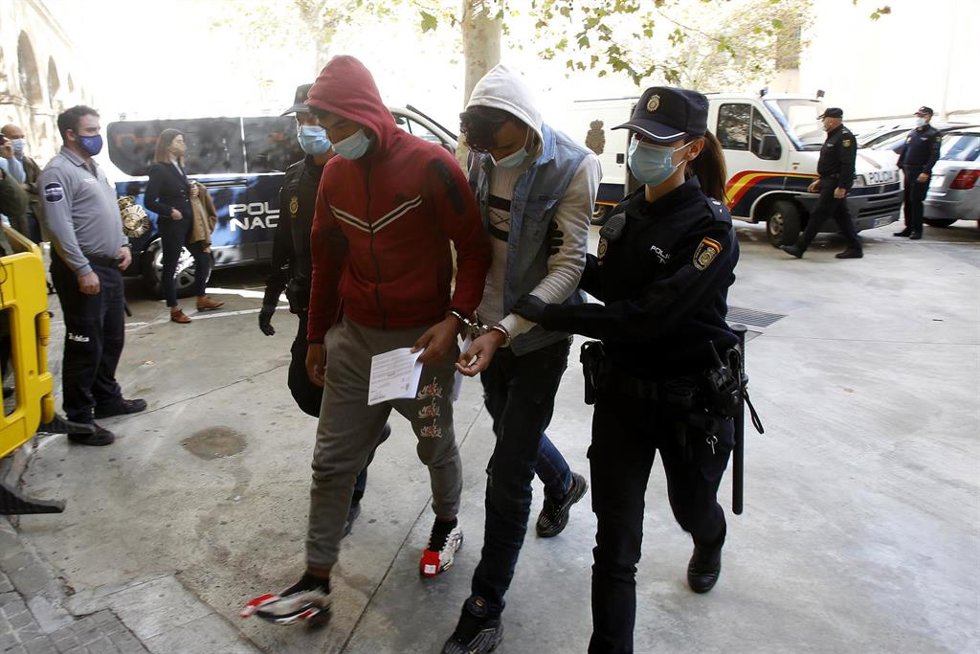 Archivo - Dos de los marroquíes detenidos, a su llegada al Juzgado en noviembre de 2021.