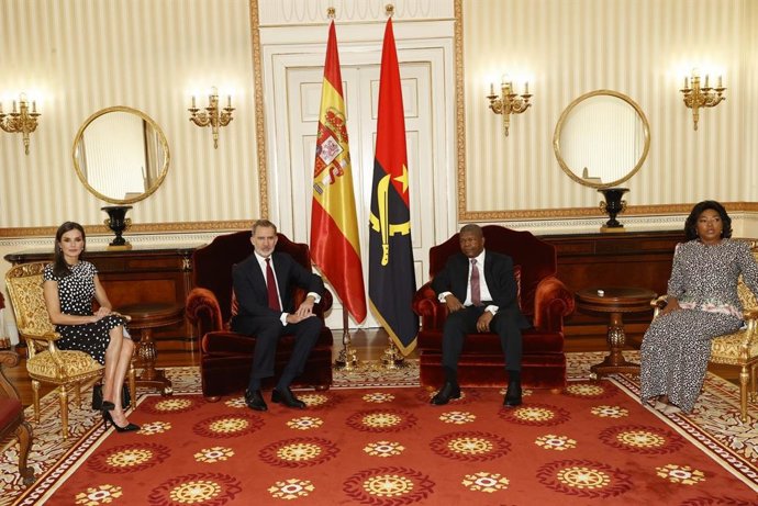 Los Reyes Felipe VI y Letizia junto al presidente de Angola, Joao Loureno, y la primera dama en el Palacio Presidencial en Luanda durante su visita de Estado