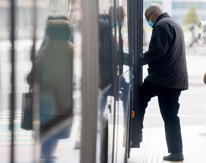 Un hombre con mascarilla entra a un autobús de la EMT, en las inmediaciones de Plaza de Castilla, a 7 de febrero de 2023, en Madrid (España). El Consejo de Ministros aprueba hoy la modificación del Real Decreto del 19 de abril de 2022 por el que ya no s