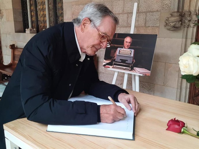 El ex alcalde y candidato de Junts a la alcaldía Xavier Trias visita la capilla ardiente de Josep Maria Espins.