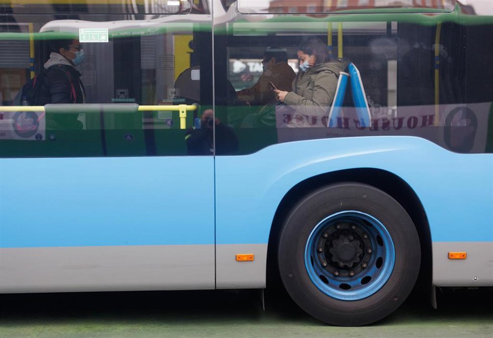 Varias personas con mascarilla en un autobús.