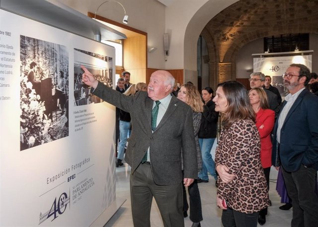 Inauguración de la exposición fotográfica que cierra la conmemoración del 40 aniversario del Parlamento andaluz.