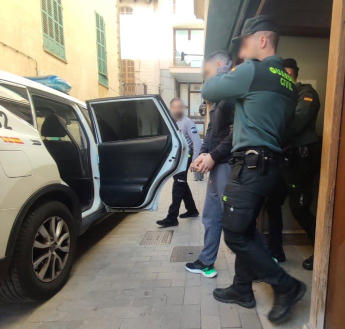 Momento de la detención por parte de la Guardia Civil.