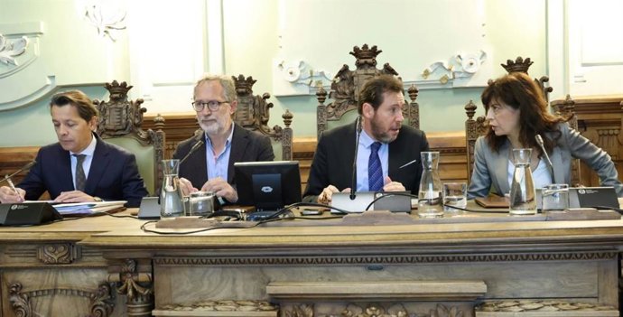 Mesa presidencial en el Pleno del Ayuntamiento de Valladolid.