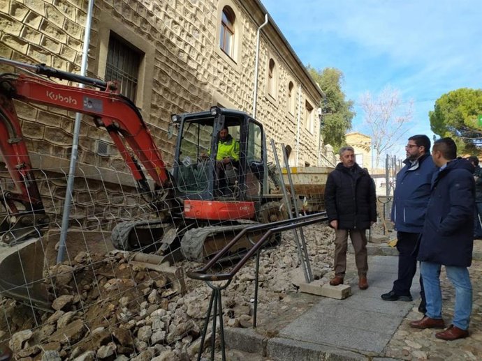 El alcalde visita las obras de instalación de las primeras escaleras mecánicas.