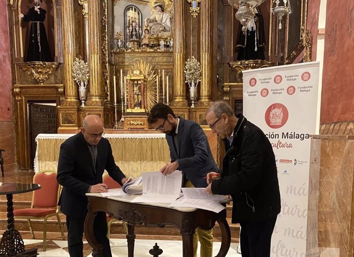 Un momento de la firma del convenio suscrito por el director de Patrimonio de la Diócesis de Málaga, Miguel Ángel Gamero Pérez, y el presidente de la Fundación Málaga, Juan Cobalea Ruiz.
