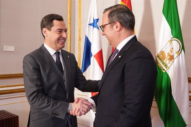 El presidente de la Junta de Andalucía, Juanma Moreno, recibe en el Palacio de San Telmo al embajador de Panamá en España, Allen Sellers.