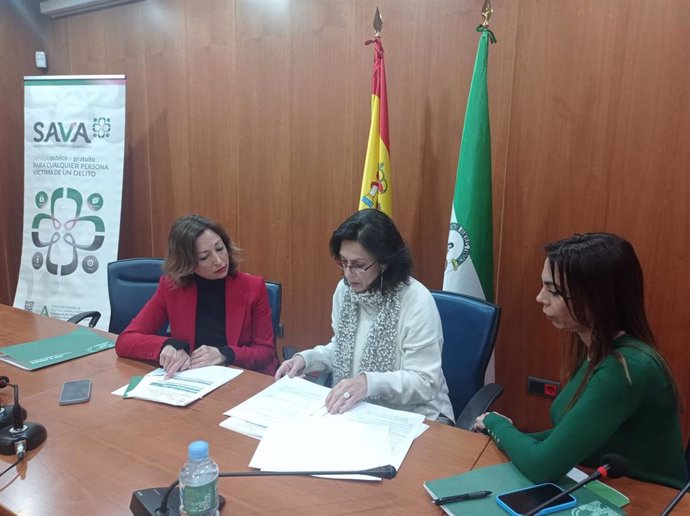 La delegada del Gobierno andaluz en Málaga, Patricia Navarro, visita el SAVA.