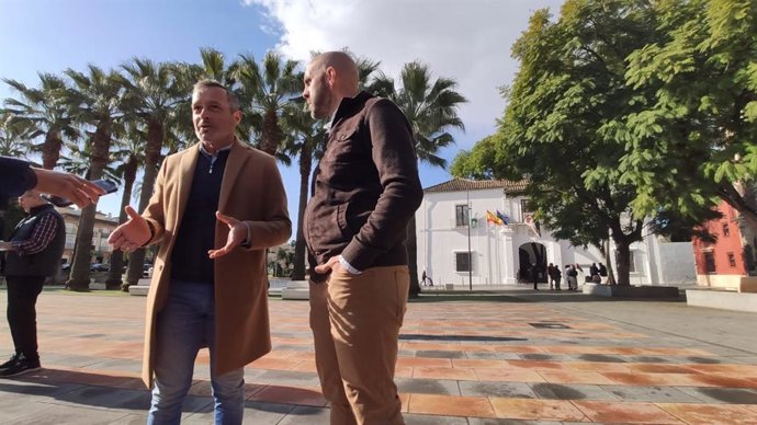 El secretario de Organización del PSOE de Sevilla, Rafael Recio, y el secretario general del PSOE de Tomares y candidato a la Alcaldía, Miguel Ángel Melero.