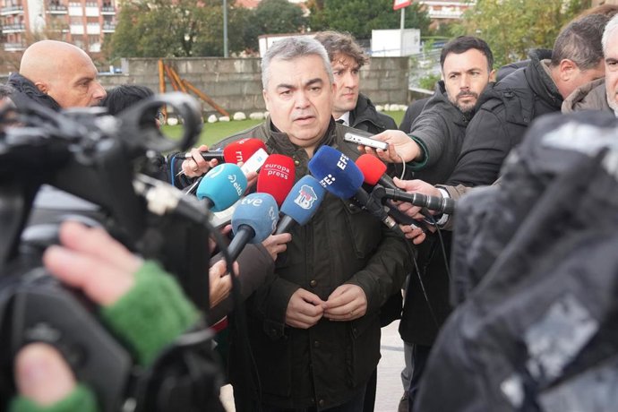 El secretario de Organización del PSOE, Santos Cerdán, atiende a los medios a su llegada a la capilla ardiente del exdirigente del PSE-EE Rodolfo Ares en el tanatorio de Funeraria Bilbaína, a 27 de enero de 2023, en Bilbao, Vizcaya, País Vasco (España).