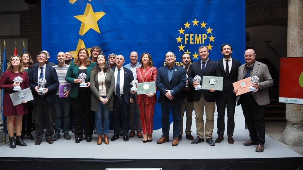 La consejera municipal de Servicios Públicos y Movilidad, Natalia Chueca, ha recogido este martes en nombre del Ayuntamiento de Zaragoza el IV Premio de Buenas Prácticas por la Biodiversidad de la Federación Española de Municipios y Provincias (FEMP)
