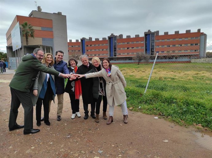 Representantes institucionales en el comienzo de la segunda fase de la promoción de alojamientos en alquiler en Sama Naharro, con 113 viviendas.