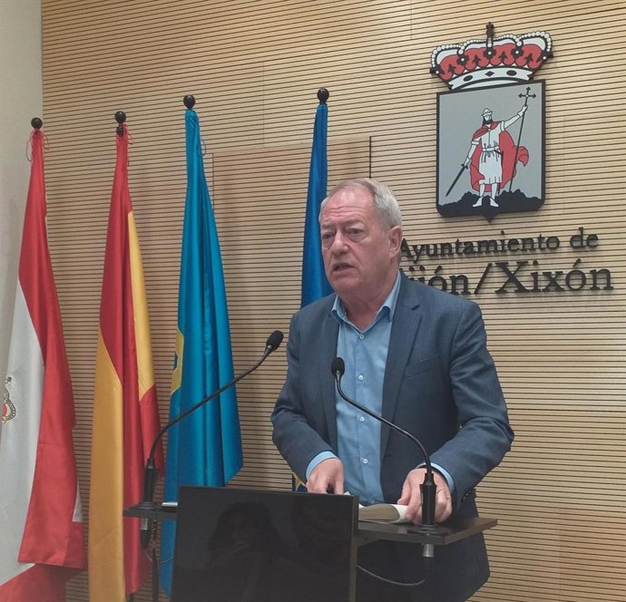 El concejal de Medio Ambiente y Movilidad del Ayuntamiento de Gijón, Aurelio Martín, en rueda de prensa en el Consistorio gijonés