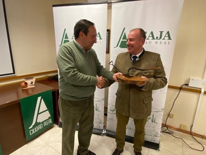 El presidente de Asaja, Pedro Barato, y el presidente de la Real Federación Española de Caza (RFEC), Manuel Gallardo.