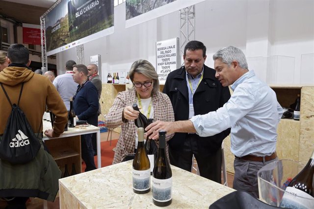La consejera de Agricultura, Ganadería y Pesca del Gobierno de Canarias, Alicia Vanoostende, visita el estand de Canarias junto al director del ICCA, Basilio Pérez, en el salón del vino Barcelona Wine Week (BWW)