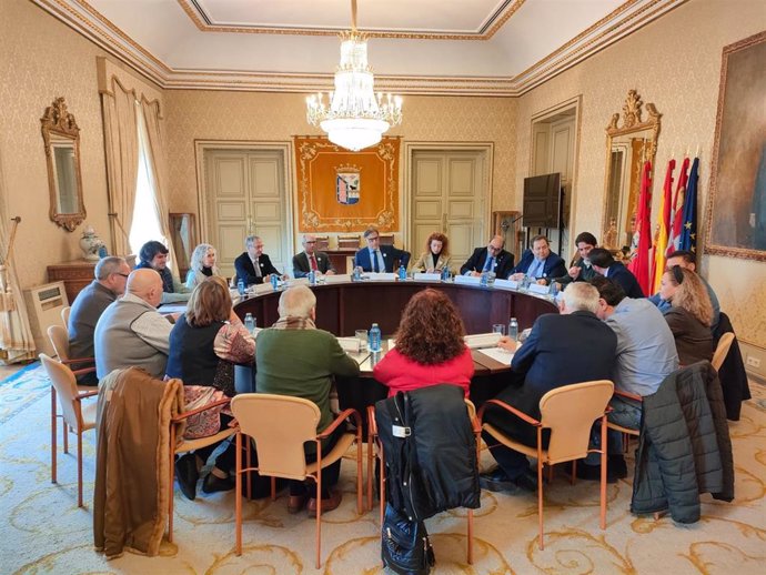 Reunión de los representantes de las entidades firmantes del manifiesto que pide la recuperación de la cuarta frecuencia ferroviaria entre Salamanca y Madrid.