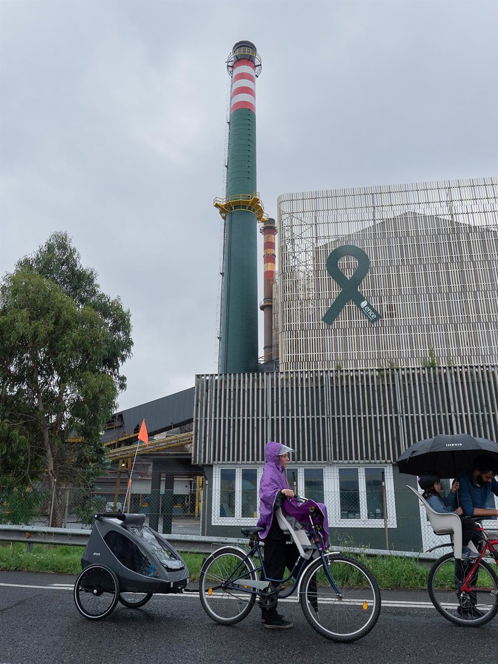 Archivo - Un millar de personas protestan frente a la fábrica de celulosa Ence por la contaminación de la ría, por posibles vertidos de mercurio, a 19 de junio de 2022, en Pontevedra, Galicia, (España). La 'Marcha contra celulosas', que organiza cada añ