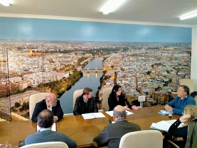 El delegado especial del Estado para la Zona Franca de Sevilla, Alfredo Sánchez Monteseirín, con representantes de la empresa Astilleros del Guadalquivir.