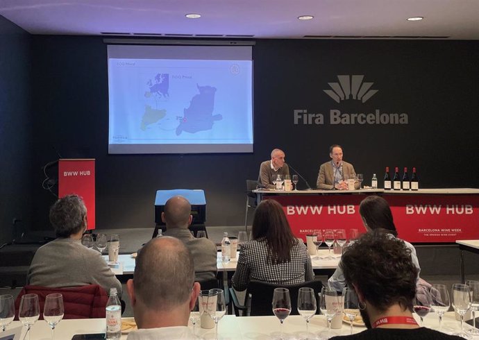 El director general de Familia Torres, Miguel Torres Maczassek, y el enólogo Jordi Foraster en la presentación del proyecto vitivinícola del Priorat de Familia Torres