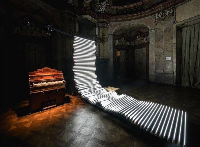 Instalación lumínica en el centro de espoxiciones Fundación Vital en el marco de  UMBRA Light Festival
