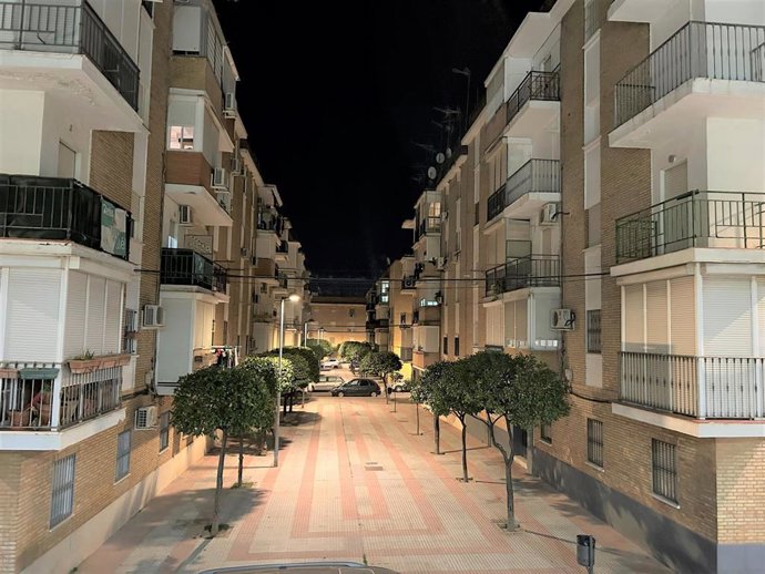 Una de las tres barriadas en las que el Ayuntamiento de Dos Hermanas ha finalizado los trabajos de modernización del alumbrado público.