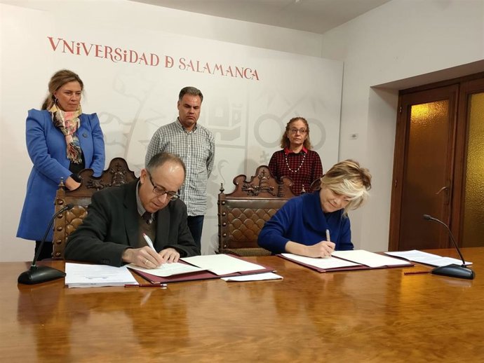 La directora de la Fundación Vodafone España, Gloria Placer, y el vicerrector de Investigación y Transferencia, José Miguel Mateos Roco.