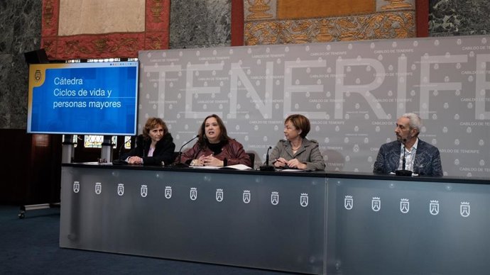 La consejera de Acción Social del Cabildo de Tenerife, Marián Franquet, y la rectora de la ULL, Rosa Aguilar, en la presentación de la Cátedra sobre Ciclos de Vida y Personas Mayores de Canarias