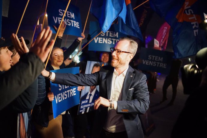 Archivo - 30 October 2022, Denmark, Copenhagen: Jakob Ellemann-Jensen (R), leader of the Venstre party, greets his supporters as he arrives in DR byen for debating with other candidates as the TV channel organizes the penultimate debate of the campaign.