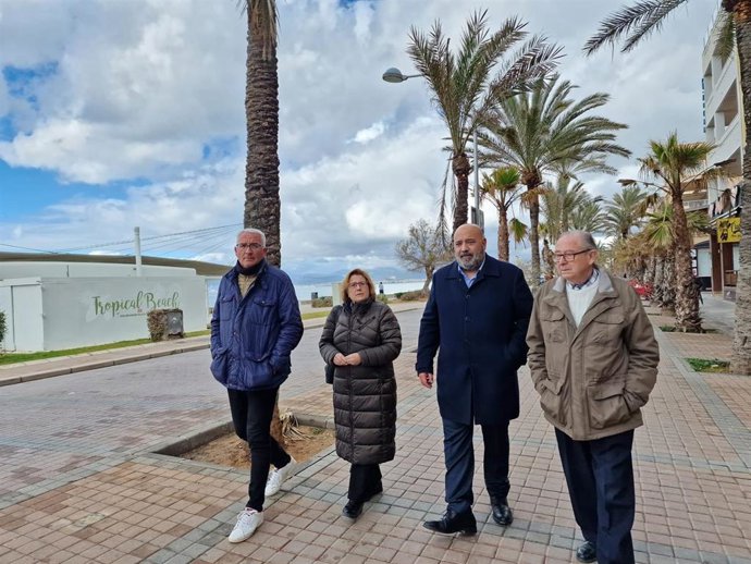 El presidente del PP de Palma, Jaime Martínez, visita la Playa de Palma.