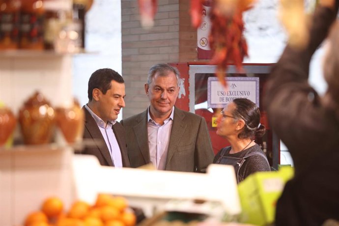 Archivo - El presidente de la Junta de Andalucía, Juanma Moreno, (i) y el candidato a la alcaldía de Sevilla, José Luis Sanz, (2i), en el mercado de Triana. 