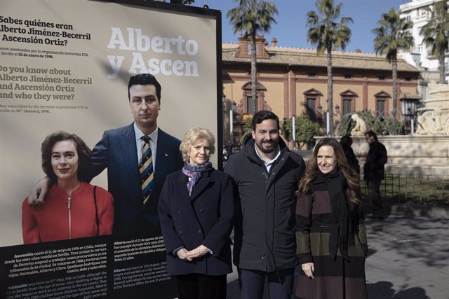 La exalcaldesa de Sevilla Soledad Becerril; junto al hijo y la hermana de Alberto, Alberto y Teresa Jimenez-Becerril, respectivamente, posan ante una imagen de la exposición por el 25 aniversario del crimen de ETA en Sevilla. (Foto de archivo).