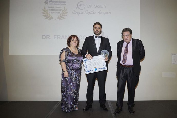 El Dr. Francisco Galán recibe el premio.
