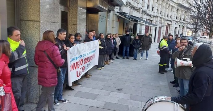 Concentración de trabajadores del servicio de la grúa y la ORA de la provincia de A Coruña